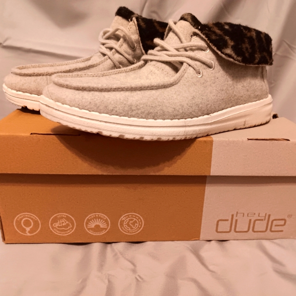 Womens size 7 Hey Dudes cheatah/grey